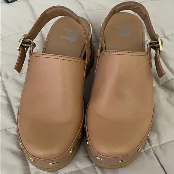 Sorel Women's Brown Mules with Gold Accents size 7. - Picture 2 of 7